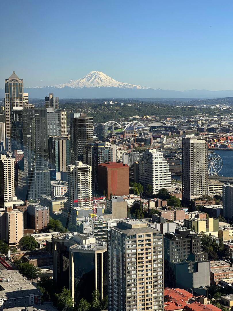 Seattle skyline with Mount Rainier